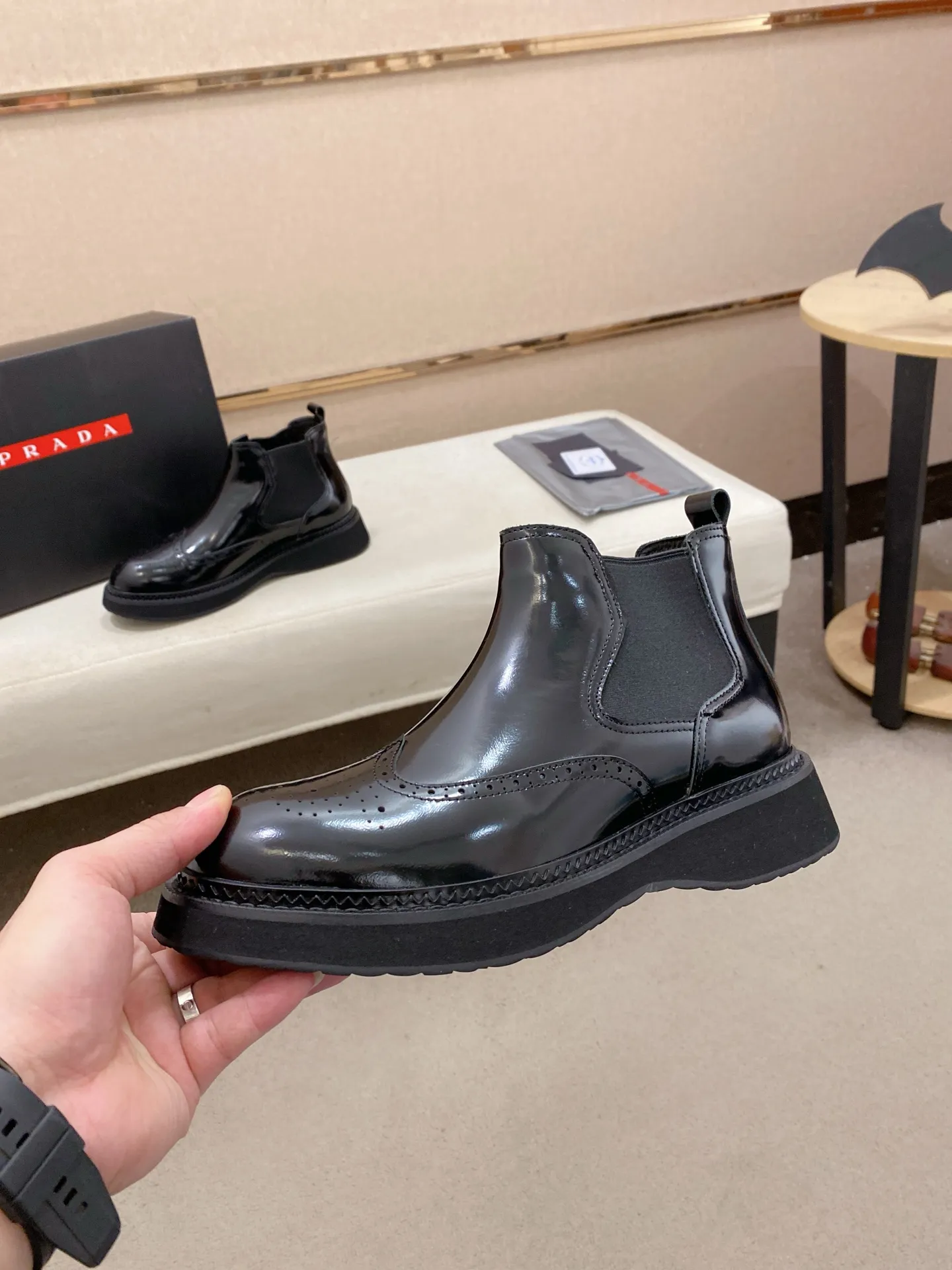 Factory price 760💰 Leather lining optional! 🍁🍁High-quality new PRADA counters are launched at the same time. The new men's shoes and 😘fabric are selected from imported lacquered first-layer cowhide and imported cowhide lining. 👍🏿 High-end ☄️ air-cushion molded anti-slip rubber outsole, exquisite lines, simple and elegant, comfortable and high-end for leisure travel. Code number: 38 to 45